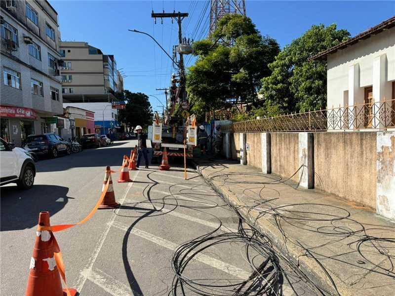 Iniciada ação de limpeza de postes e fiação no Centro da cidade