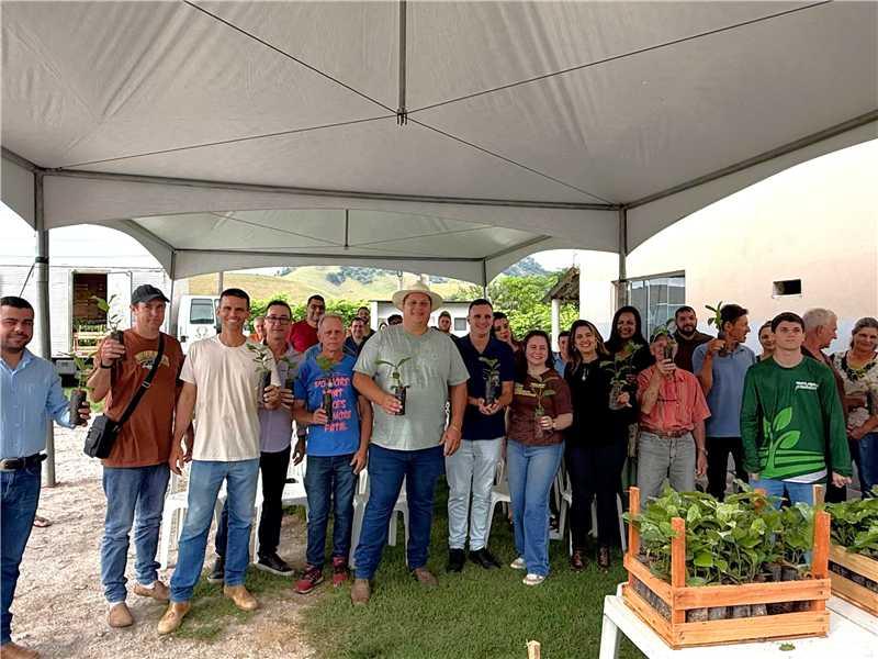 Produtores rurais de Alfredo Chaves são contemplados com mudas de café conilon