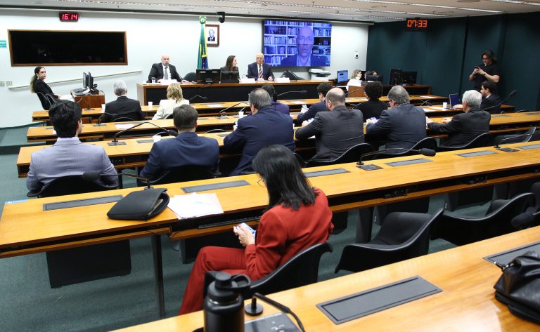 Setor empresarial pede redução de encargos trabalhistas e critica fim da escala 6x1