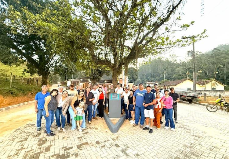Moradores de Nova Mântua inauguram e comemoram obras de pavimentação