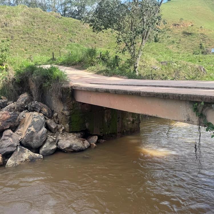 Prefeitura interdita tráfego de veículos pesados na ponte da comunidade de Duas Pontes