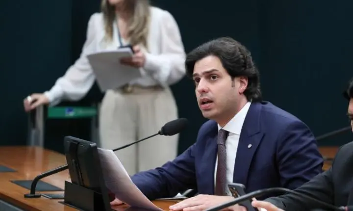 Comissão aprova inclusão de cadernos e lápis em programa de material didático