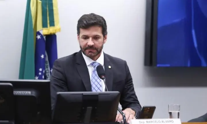 Comissão aprova programa de emprego no setor de turismo que permite manter Bolsa Família