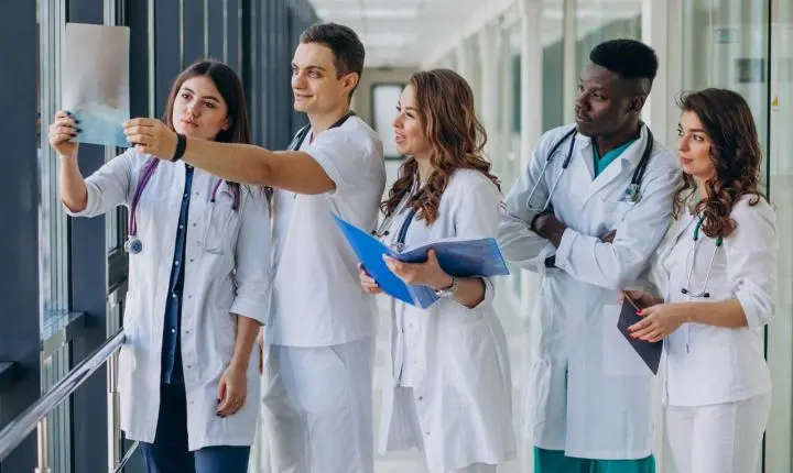 Congresso torna Enamed obrigatório para exercer medicina