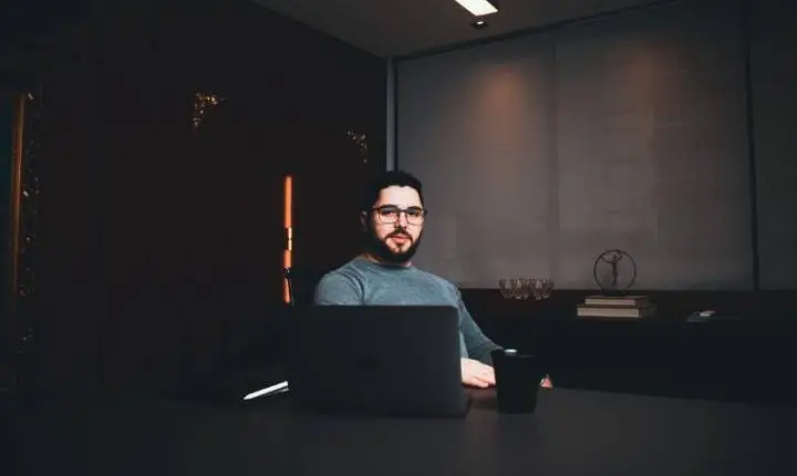 Empresas que auditam mídia paga antes de escalar economizam até 40% do orçamento, mas poucas fazem isso