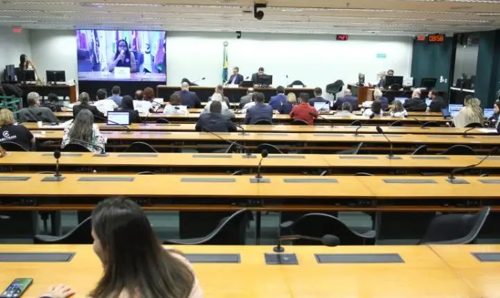 Especialistas sugerem permissão para jovens de 16 anos dirigirem com supervisão