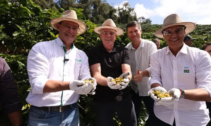 Governador realiza abertura oficial da colheita do café arábica no Espírito Santo