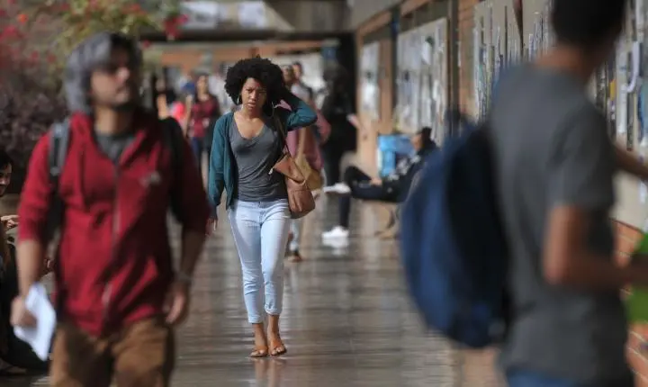 Mais de 54% dos graduandos já abandonaram curso para cuidar dos filhos