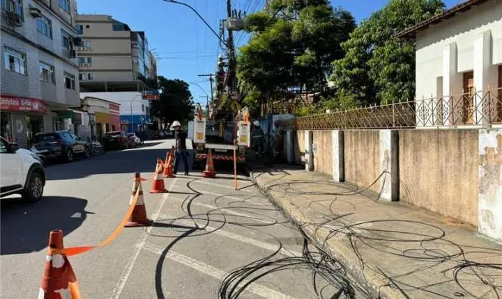 Meia tonelada de fios é retirada do centro da cidade