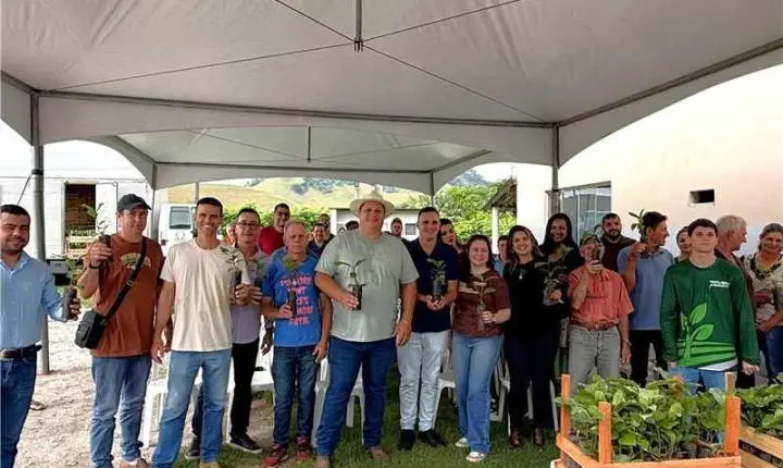 Produtores rurais de Alfredo Chaves são contemplados com mudas de café conilon